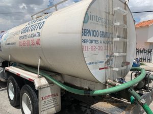 Usuarios reciben agua por medio de camión cisterna en rutas conjuntas con Gobierno Municipal, CEA e Interapas para aminorar el impacto.