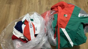 Selección mexicana de softbol tira uniformes a la basura