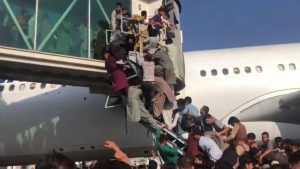 Caos en aeropuerto de Kabul tras toma de Afganistán deja siete muertos