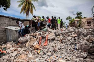 Van más de 2 mil muertos tras el terremoto en Haití