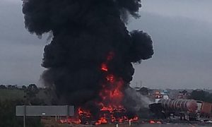 A primeras horas de este sábado, se dio el reporte que una pipa aparentemente doble remolque se incendió en la carretea SLP- Guadalajara