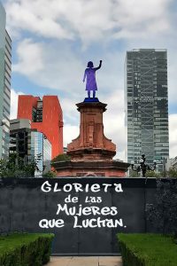 En la mañana de este sábado 25 de septiembre un grupo de mujeres encauchadas pusieron el “Antimonumenta” en la Glorieta a Colón