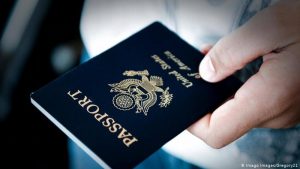 Estados Unidos emite el primer pasaporte con marcador de género no binario (X)