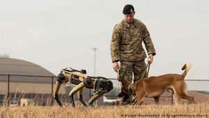 Desarrollan un perro robot armado con un rifle francotirador
