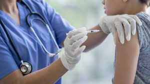 Impugna gobierno federal orden para vacunar a menores de 12 a 17 años