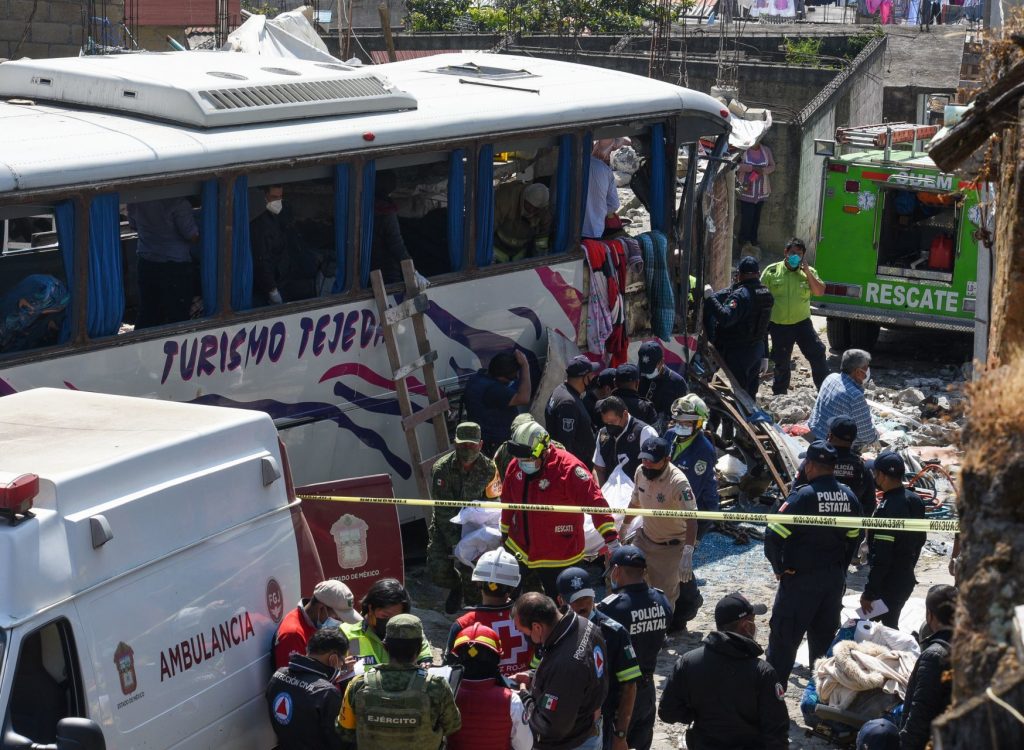 Choque de autobús en el Estado de México deja al menos 19 muertos