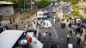 Suman 56 migrantes fallecidos tras volcadura de tráiler en Chiapas