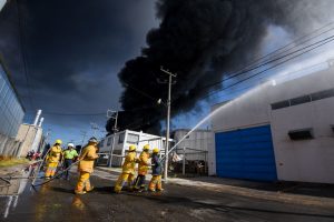 Incendio consume fábrica de solventes en Lerma, Estado de México