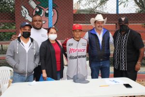 Diablos Rojos del México firmo a Axel Alexander de Tomateritos
