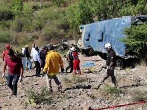 Atendieron la volcadura de un autobús que trasladaba a inmigrantes en la carretera a Zacatecas en el municipio de Mexquitic de Carmona