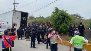 Hallan a 310 migrantes que viajaban hacinados en un tráiler en Veracruz