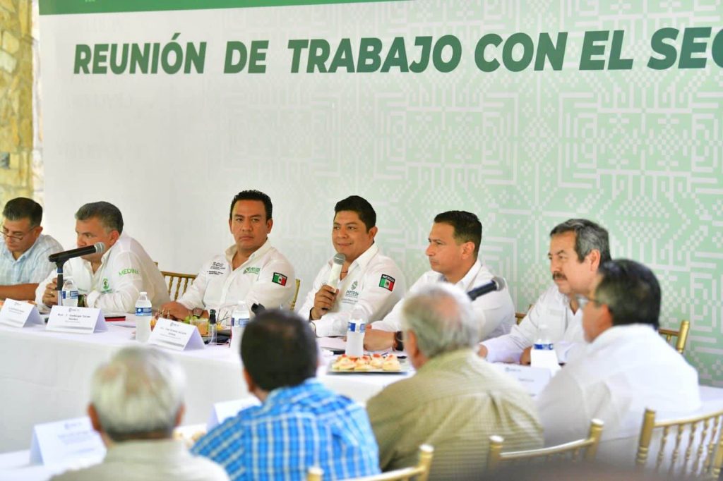 Les adelantó que en el mes de julio, nuevamente acudirá a comenzar la reconstrucción total de la carretera Ciudad Valles-El Naranjo