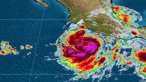 Huracán Blas se convierte en categoría 1 en el Pacífico