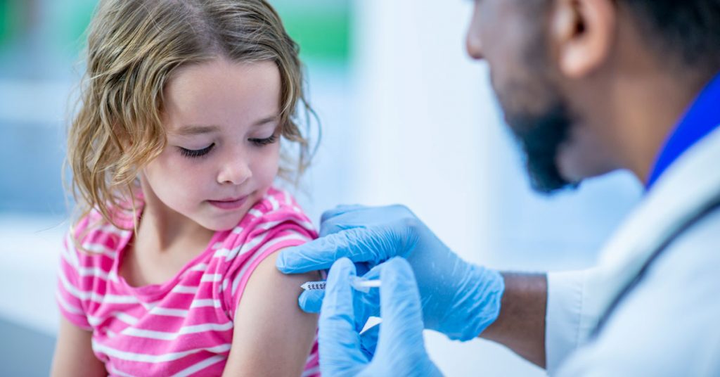 Empieza vacunación contra COVID-19 para menores de 5 años en Estados Unidos