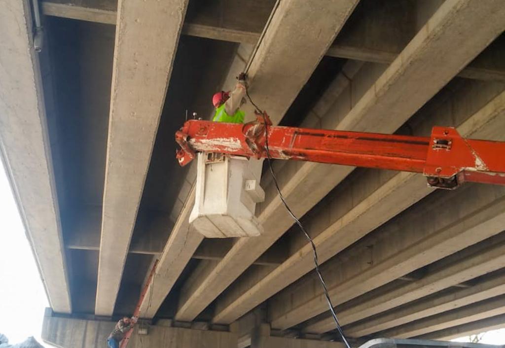 Reparan lámparas debajo del puente de Fracción Rivera en Soledad