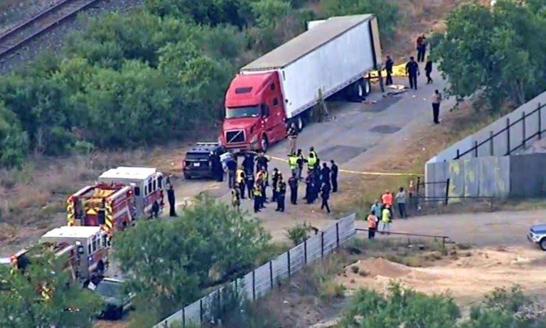 Al menos 20 migrantes muertos son hallados al interior de un tráiler en Texas