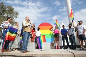Letras monumentales en el asta bandera inician con los colores del arcoíris que representa a la comunidad LGBTIQ+