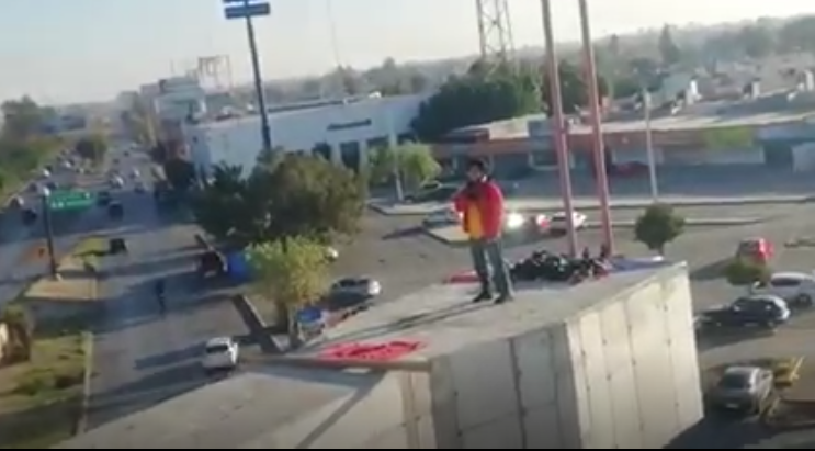 Hombre intentó lanzarse desde el Distribuidor Juárez