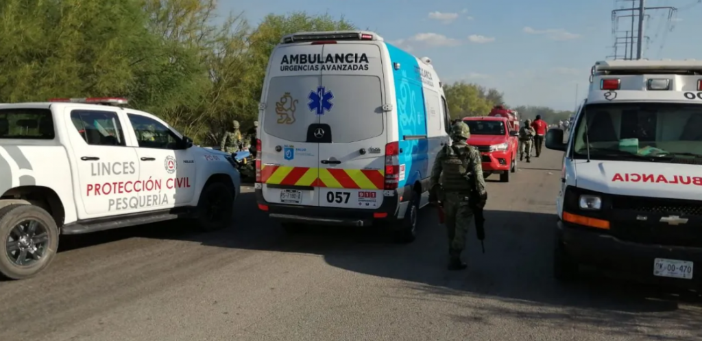 Mueren cinco migrantes tras volcadura de camioneta en Nuevo León