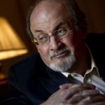 El escritor británico Salman Rushdie fue apuñalado en Nueva York