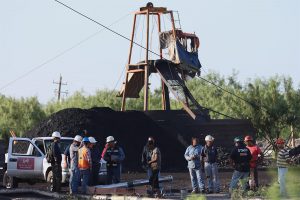 10 mineros permanecen atrapados en una mina en Coahuila