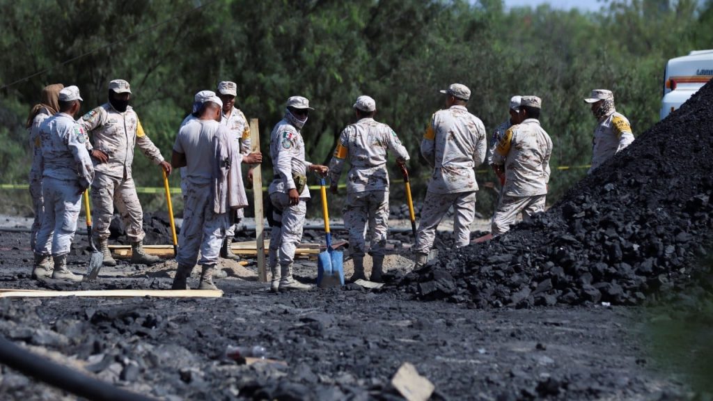 Continúa rescate de mineros atrapados en mina de Coahuila