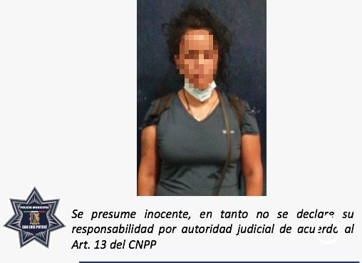 Mujer es detenida por probable robo en plaza comercial