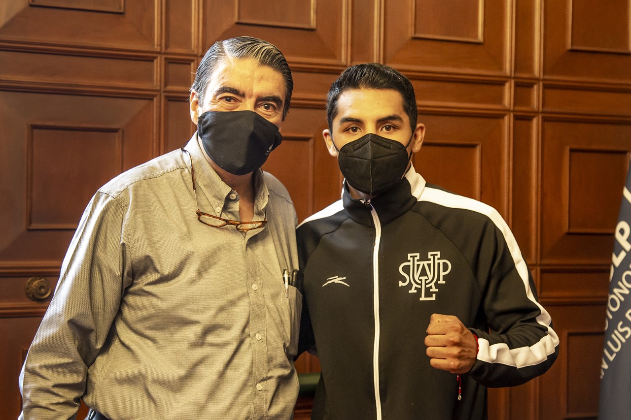 El boxeador Luis Fernando Saavedra “7Barrios” tuvo un acercamiento con el rector de la UASLP, Dr. Alejandro Zermeño Guerra.