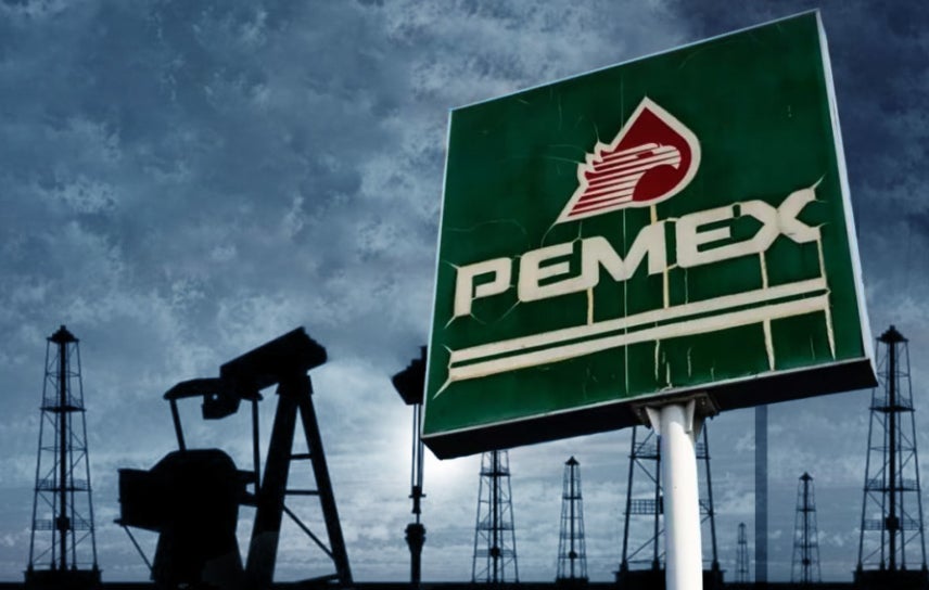 Moody’s redujo este martes la calificación de Ba2 a Ba3 respecto a la deuda de Petróleos Mexicanos (Pemex) y mantuvo la perspectiva negativa.