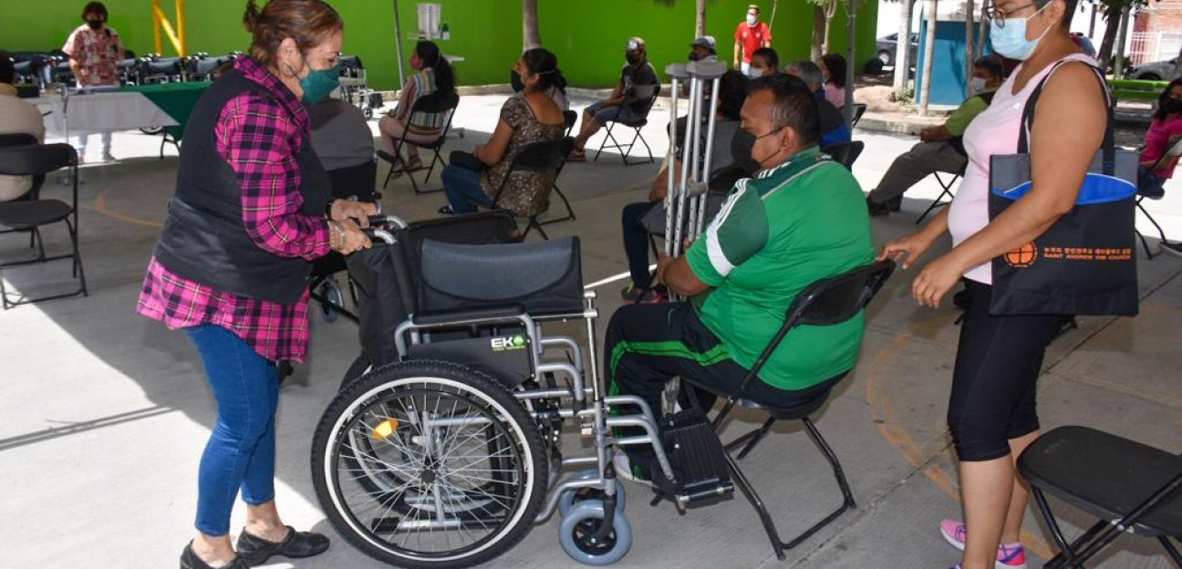 Ayuntamiento de Soledad entrega aparatos funcionales a personas discapacitadas