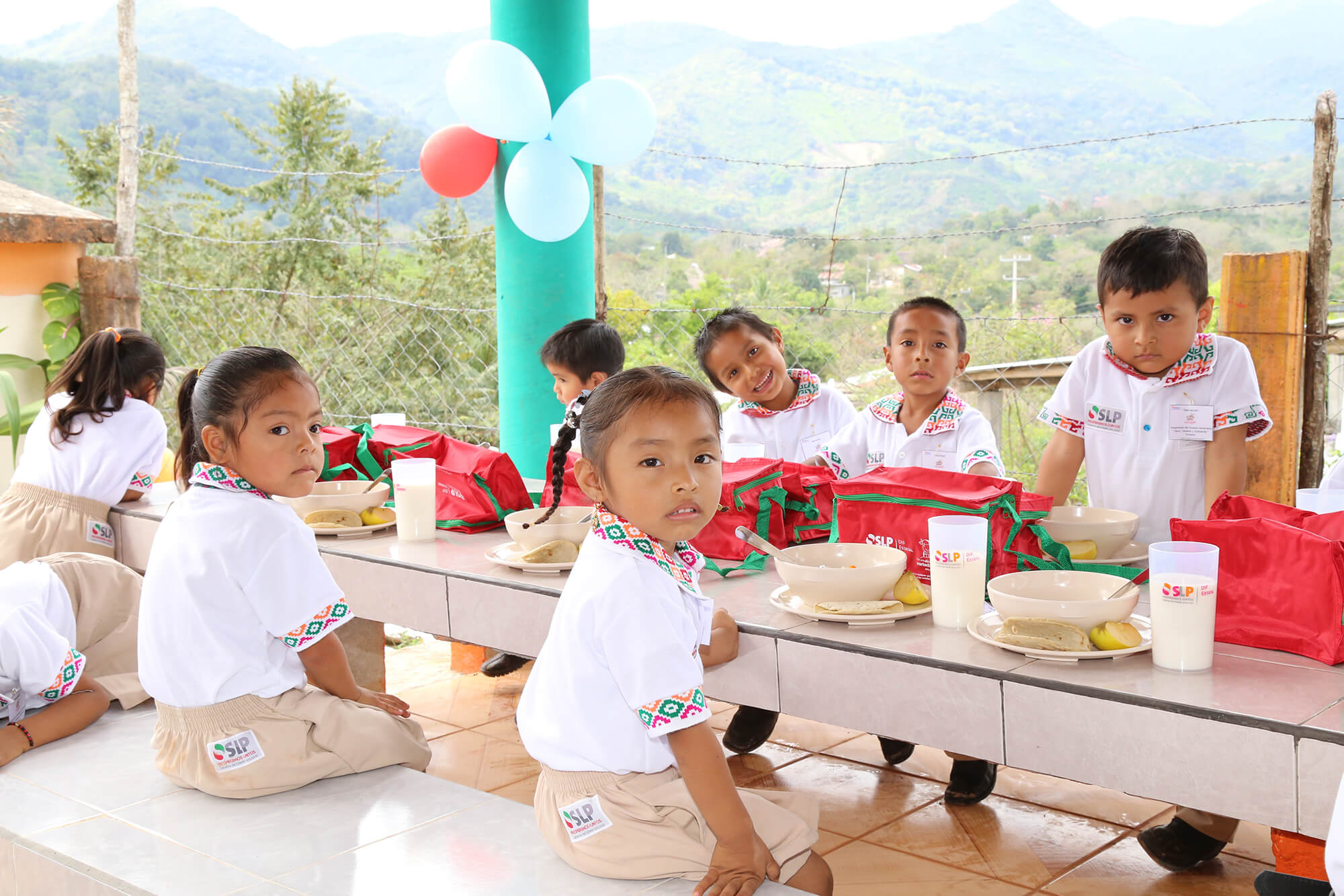 DIF ha sido brindar Cobertura del 100% con desayunos escolares a niñas y niños de escuelas en modalidad indígena.