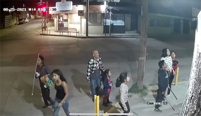 Captan en video a niños robando cámaras de vigilancia