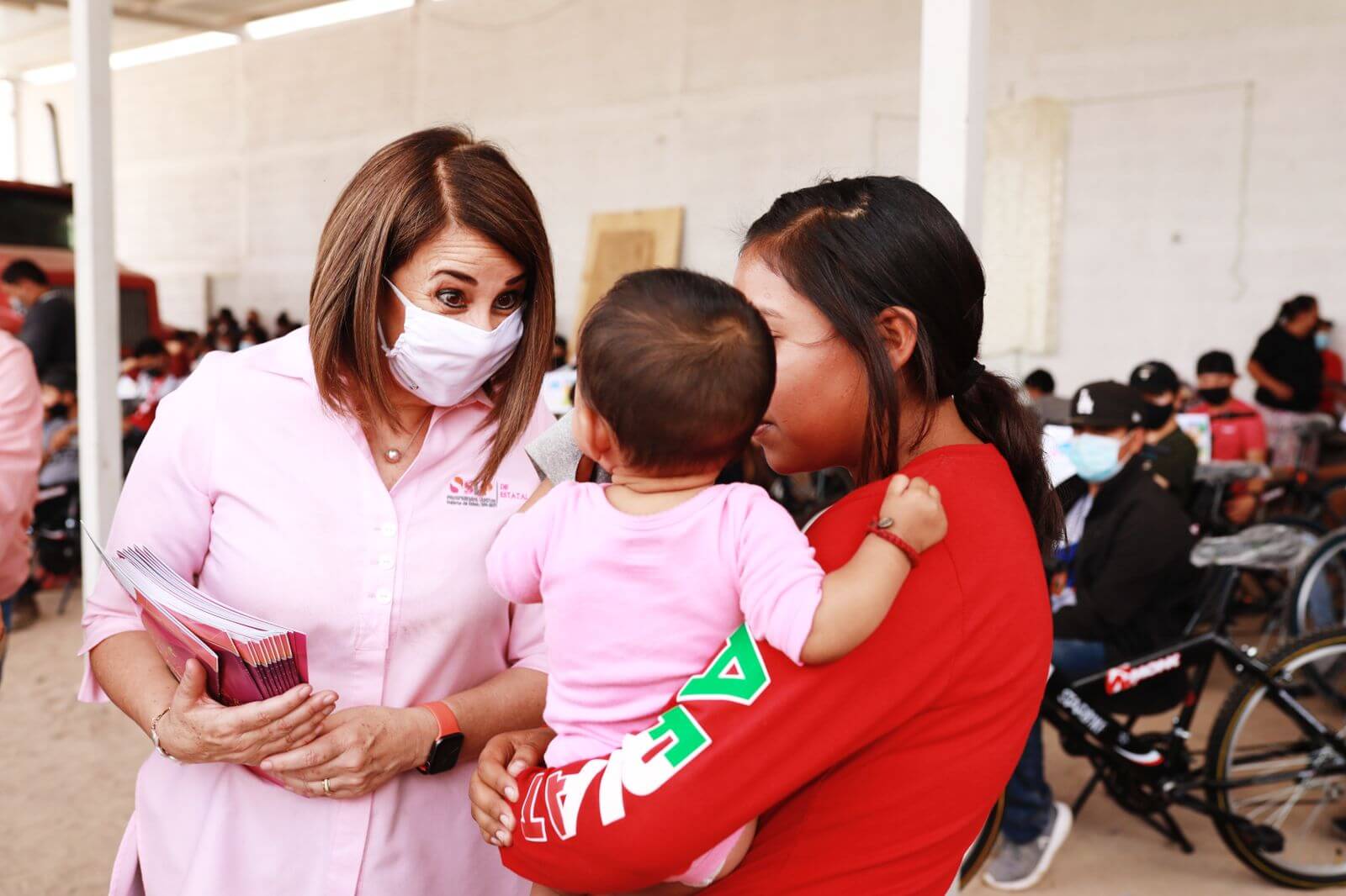 En gira de trabajo por distintas comunidades de la Delegación de Bocas, DIF entregó apoyos, colchonetas a familias, paquetes para bebés a madres