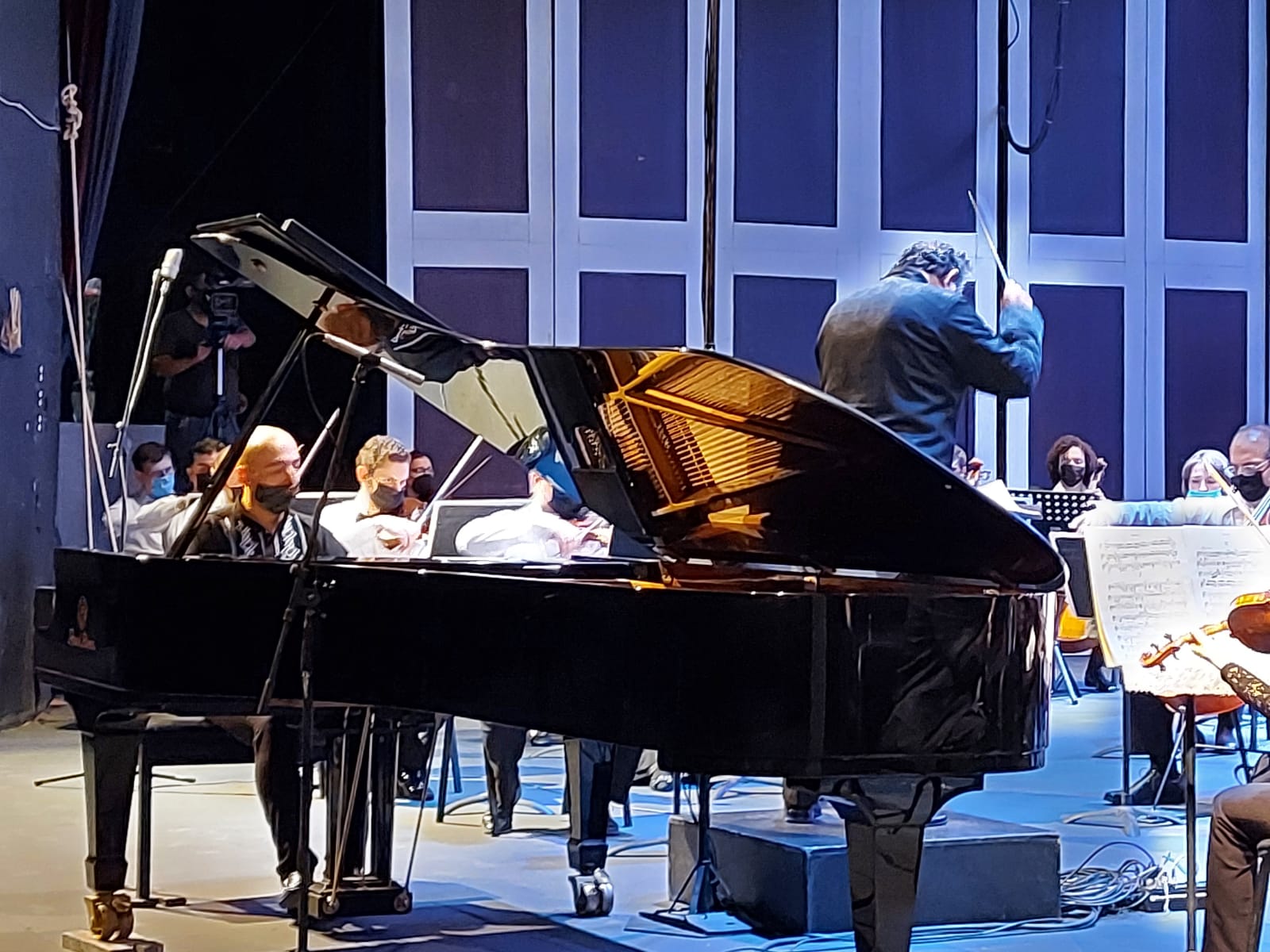 OSSLP y el pianista Rodolfo Ritter interpretaron el Concierto para Piano no. 1, de Sergéi Rachmaninov, abriendo con la ejecución de la Octava Sinfonía