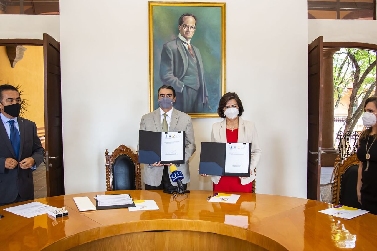 Añadió que la UASLP como institución educativa debe apoyar en gran medida, en las diversas áreas de salud, a través de los jóvenes