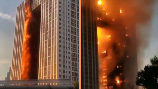 Incendio consume rascacielos en un ciudad de China