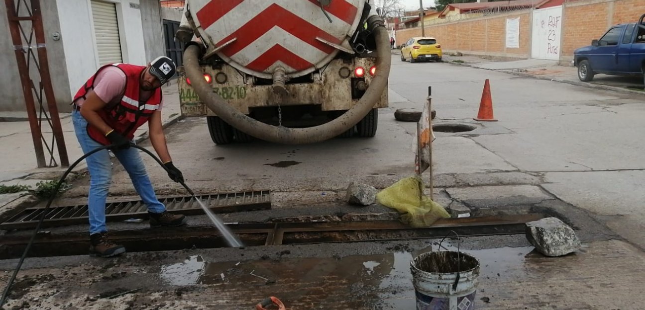 Con presencia en más de 15 colonias del municipio, la unidad hidroneumática Vactor, ha retirado de los drenajes de esos lugares más de 350 toneladas de residuos