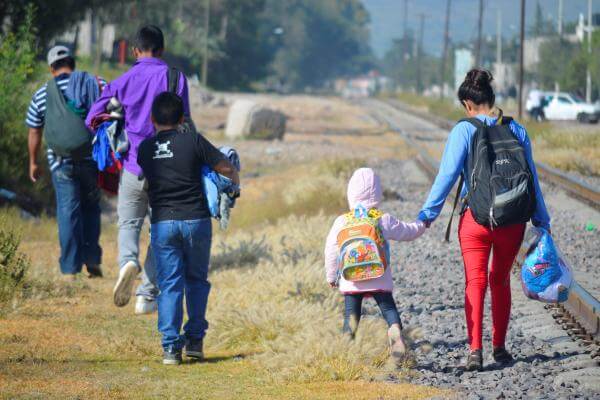 138 migrantes guatemaltecos abandonados por presuntos polleros, fueron rescatados y alimentados por la Policía Estatal.