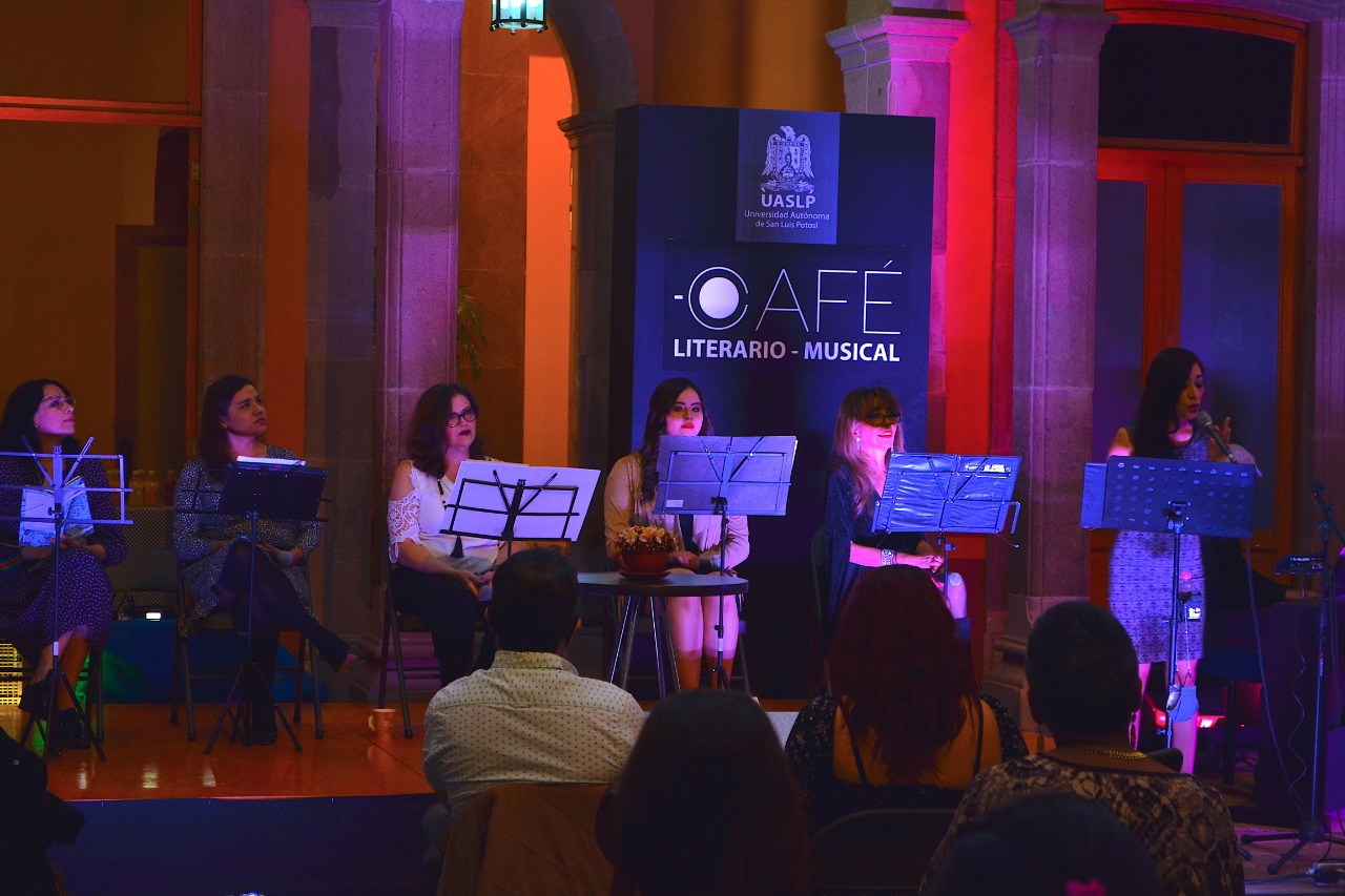 Café literario musical en la Caja Real de la Universidad Autónoma de San Luis Potosí; este evento sirvió como homenaje al maestro José Martínez Zapata.