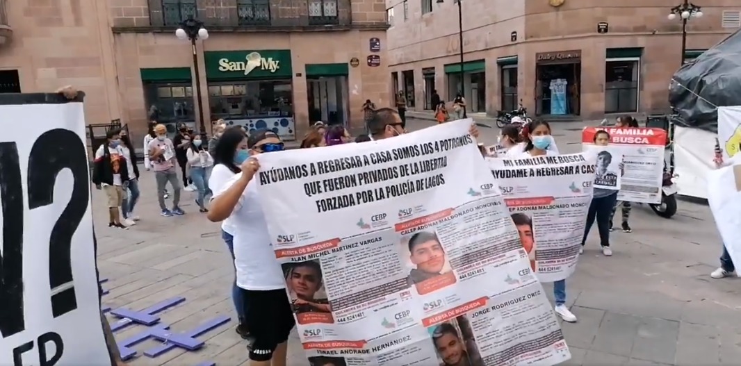 En la mañana de este sábado un grupo de personas encabezado por los familiares de Jorge, Israel, Kalet y Alan; marcharon por el centro de SLP