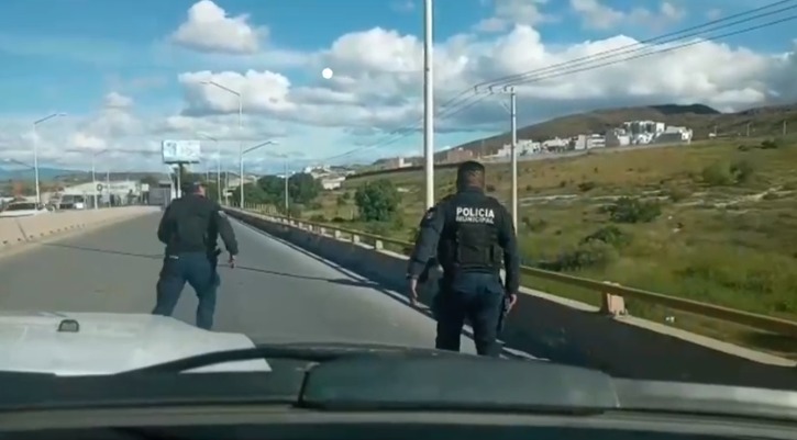 Policías capitalinos evitaron que un joven de 18 años de edad se arrojara desde la cima del puente del bulevar Rocha Cordero