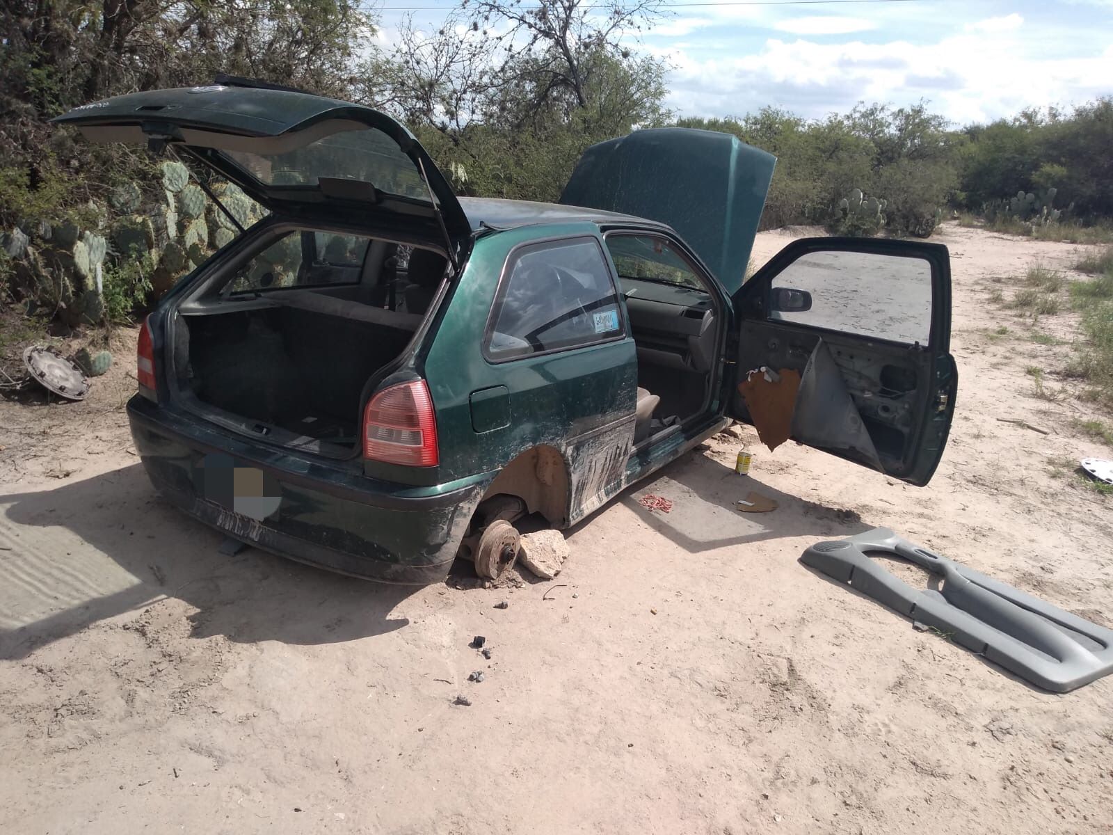 En recorridos de prevención y vigilancia, se visualiza un automóvil compacto con claras huellas de haber sido desvalijado.