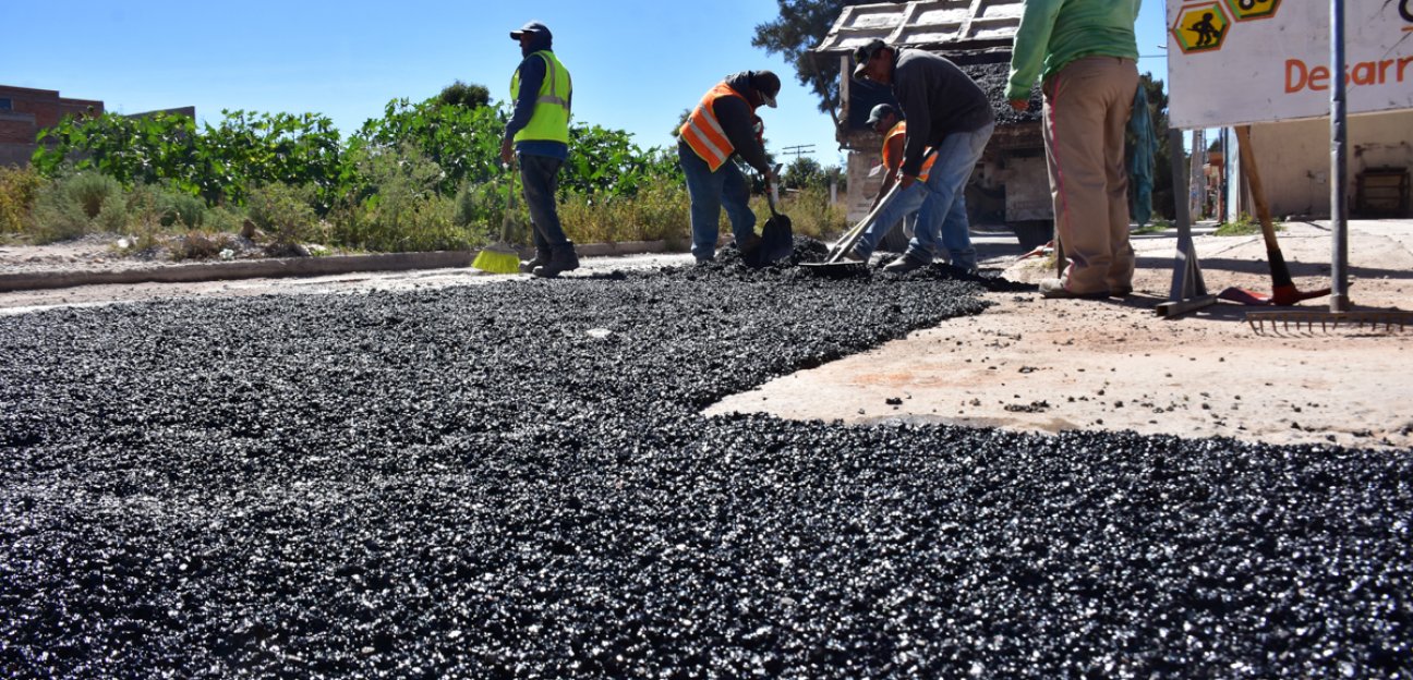 Las cuadrillas de bacheo de la dirección de Desarrollo Urbano aprovechan cualquier pausa que dan las lluvias para continuar con el programa