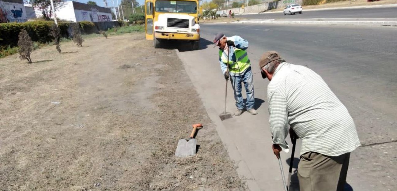 Servicio Municipal bajo la instrucción de Zapata Rosales, ha dispuesto algunas cuadrillas que están realizando la limpieza en el rio Santiago