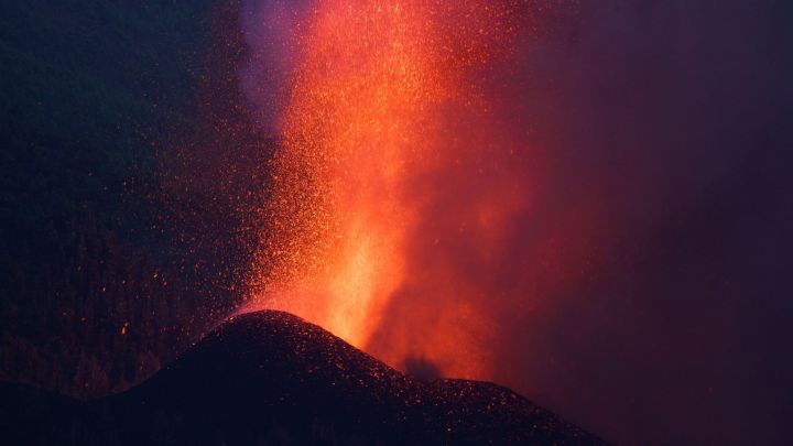 A mediodía de este sábado el Instituto Volcanológico de Canarias informó que el volcán de La Palma, ha generado un nuevo foco de emisión