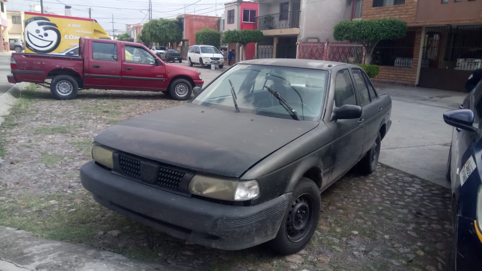 Se logra visualizar sobre la calle Juana Hernández de Zarco en la colonia Fidel Velázquez un vehículo con señas de abandono.