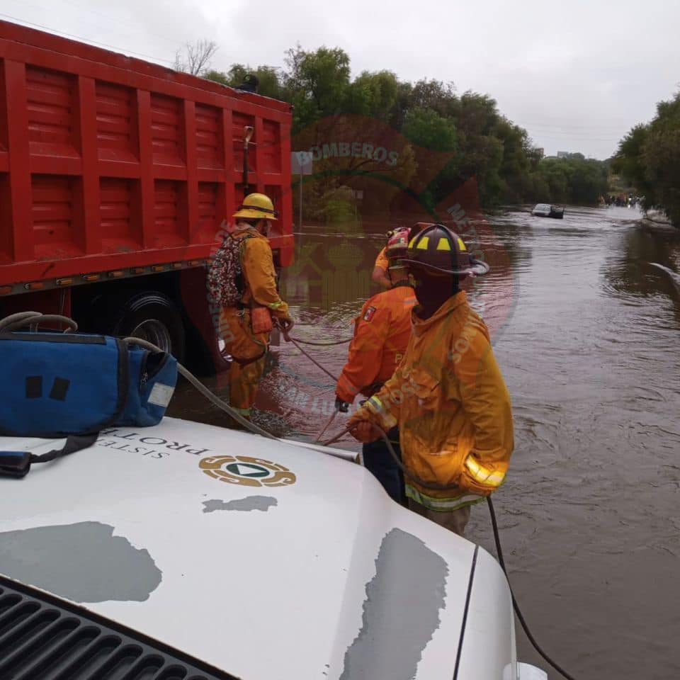 Bomberos respondieron a un llamado de auxilio en Camino a la presa y libramiento Rocha Cordero; ya que una persona fue arrastrada por la corriente.