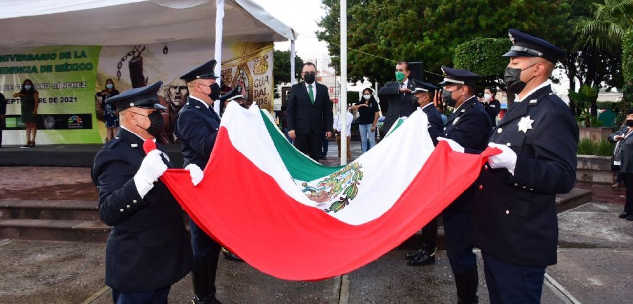 El solemne acto cívico efectuado en la plaza principal de Soledad, terminó con los debidos honores a la bandera