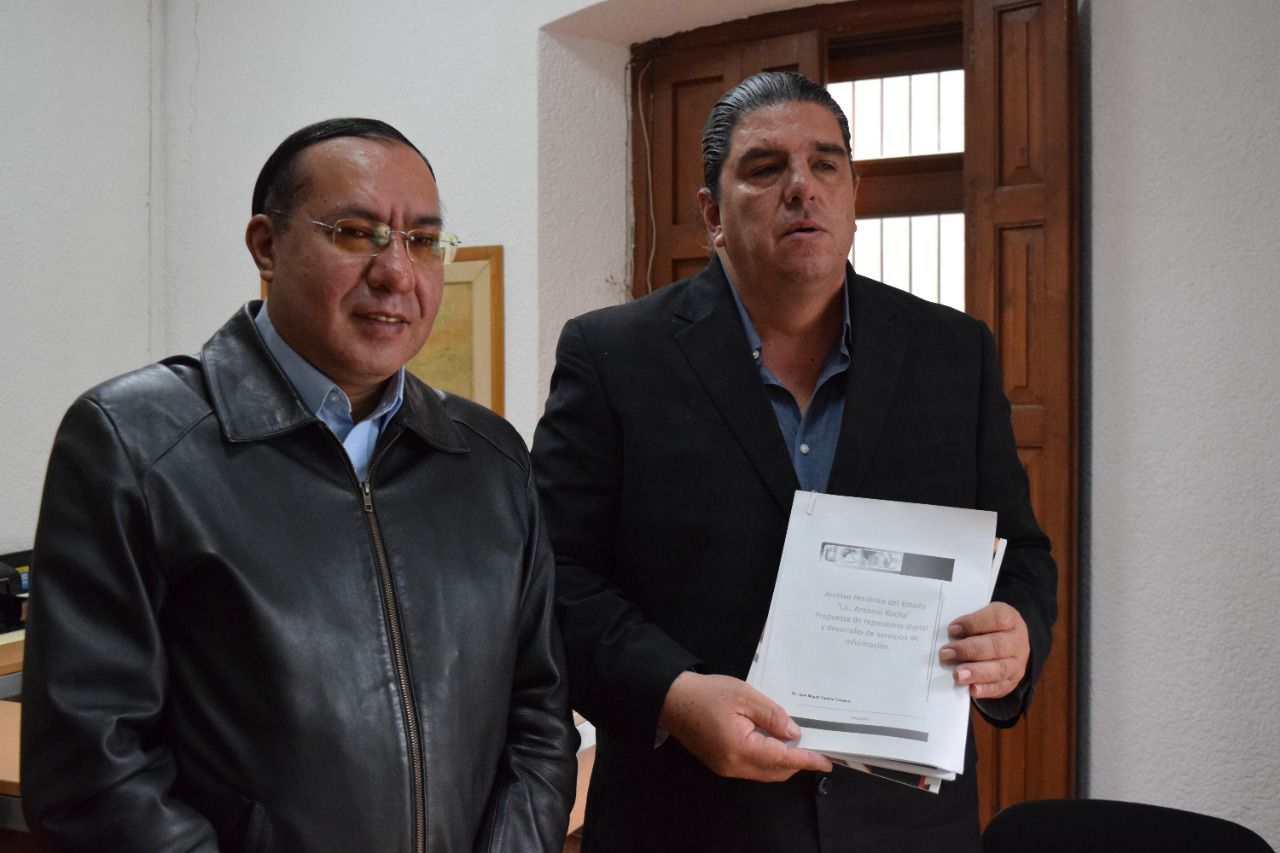 El director del Archivo Histórico del Estado, Rafael Aguilar Fuentes, se reunió con el doctor Juan Miguel Castillo Fonseca, profesor de la UASLP