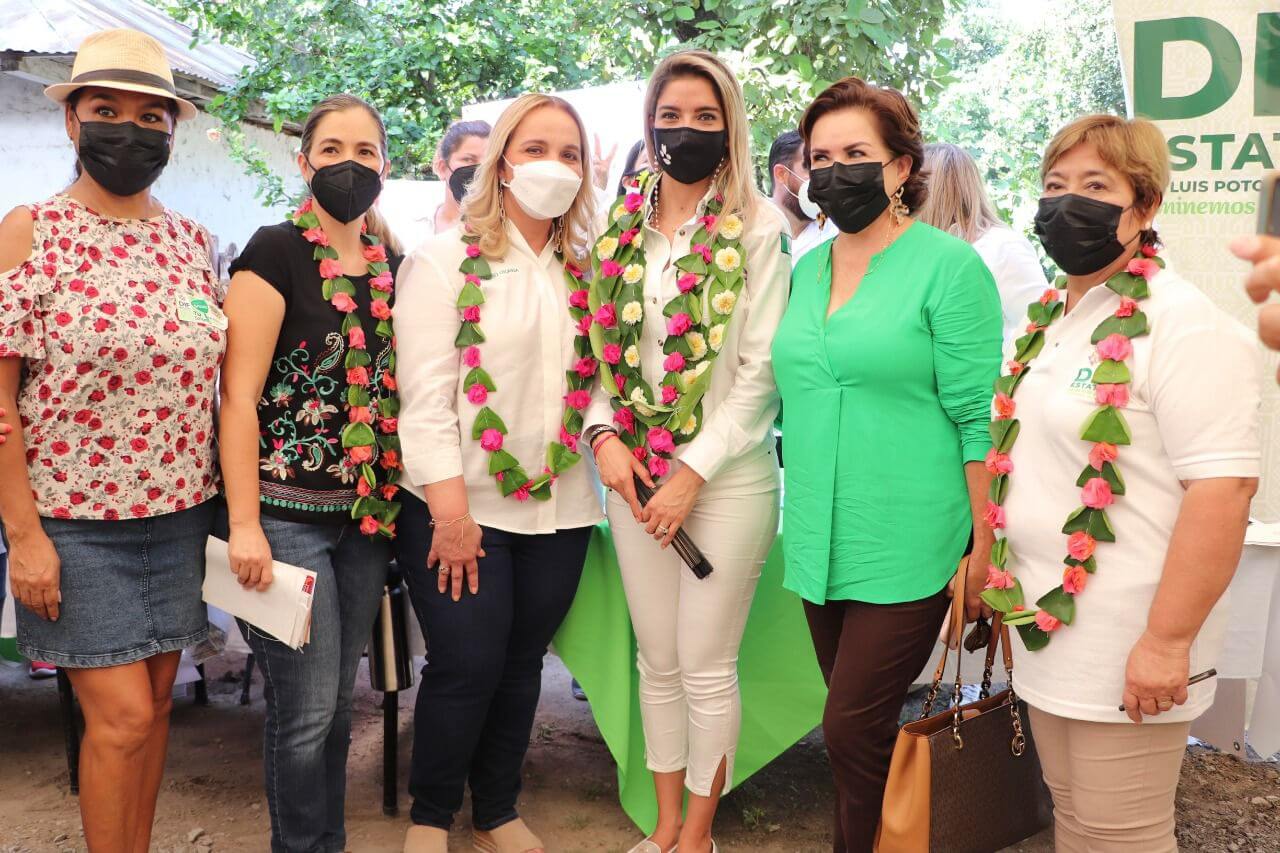 Más de mil mujeres, hombres y niños de la comunidad de San Carlos, en Ciudad Valles recibieron múltiples apoyos médicos en la segunda Feria de la Salud.